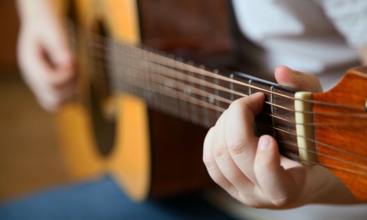 Person spielt Gitarre