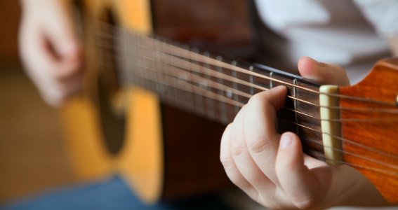 Person spielt Gitarre