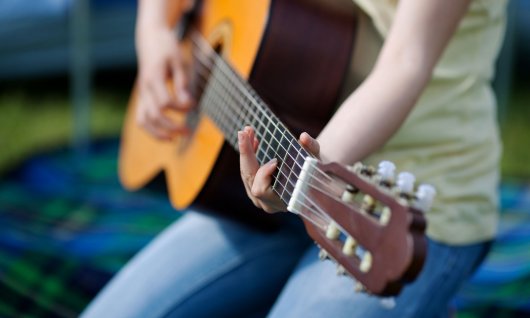 Gitarre spielen in München Kind spielt Gitarre