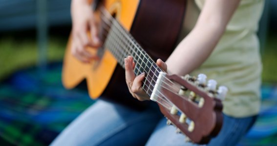 Kind spielt Gitarre