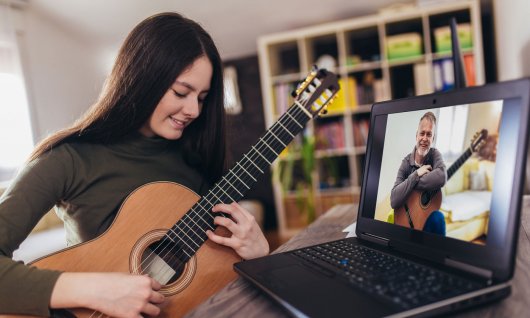 Online Gitarre lernen für Jugendliche Jugendliche spielt Gitarre im Onlinekurs