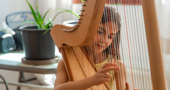 Mädchen spielt Harfe