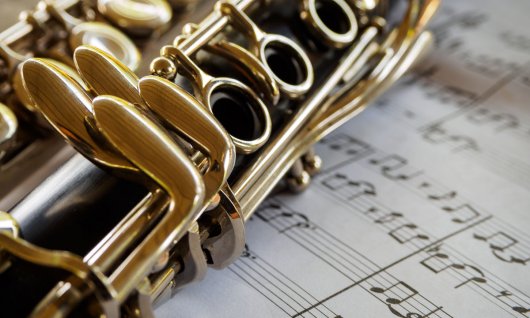 Ausschnitt einer Klarinette auf Notenblätter