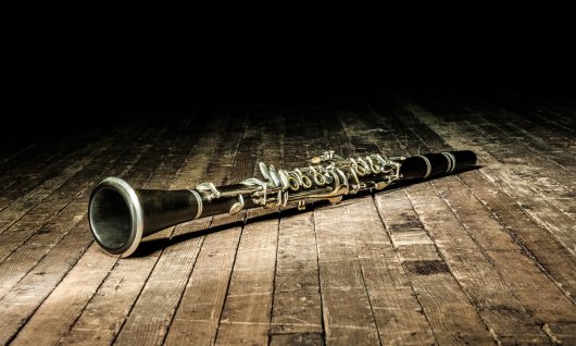 Klarinette liegt auf den Boden