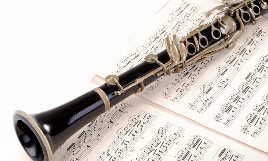 Klarinette liegt auf Noten