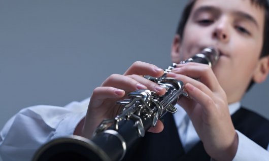 Junge spielt Klarinette