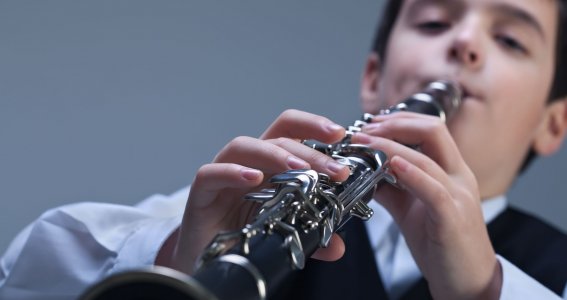 Junge spielt Klarinette