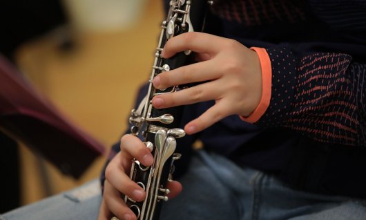 Jugendliche halten eine Klarinette