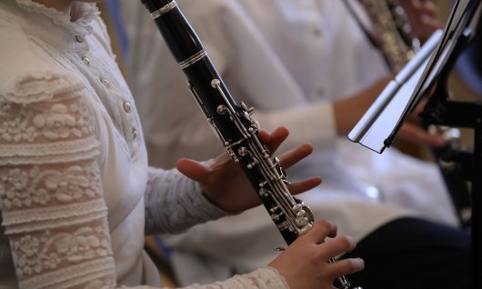 Klarinette lernen für Kinder Mädchen spielt Klarinette