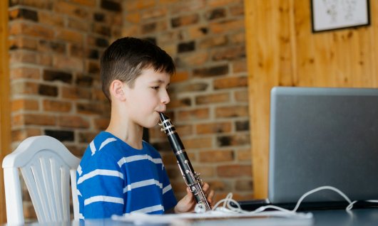 Online Klarinette lernen für Kinder Junge spielt Klarinette