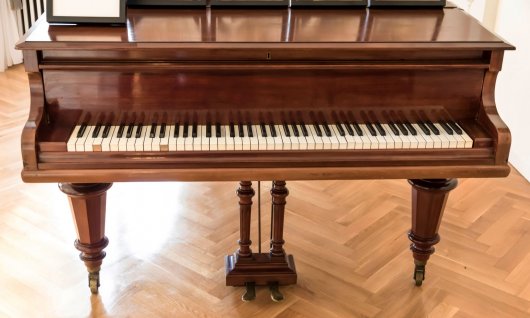 Bild eines Klaviers aus Holz