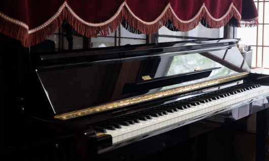 Bild eines schwarzen Klaviers