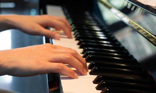 Hände drücken auf Tastatur