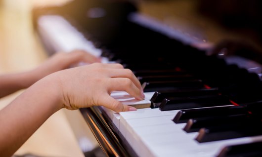 Klavier spielen in München für Kinder Kinderhände drücken auf Klaviertasten