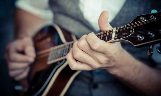 Mann spielt Mandoline