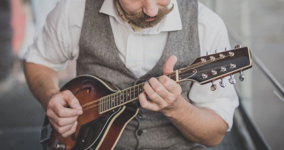 Mann spielt die Mandoline