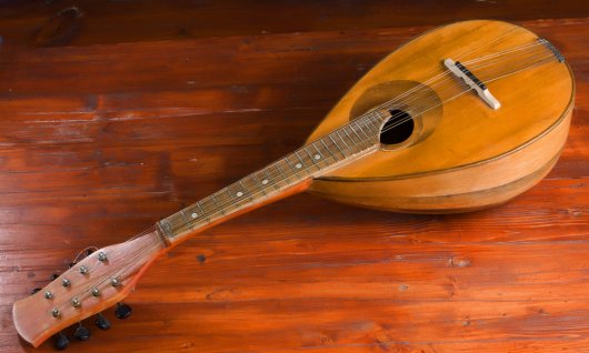 Mandoline liegt auf Holzboden
