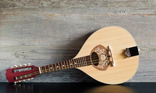 Online Mandoline spielen für Erwachsene Mandoline lehnt an einer Wand