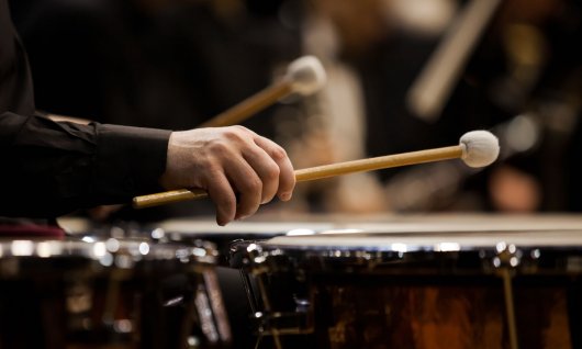 Person hält Trommelsticks