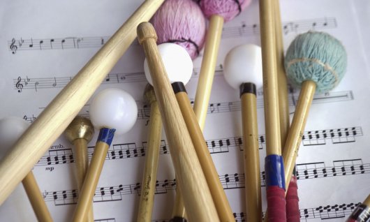 Percussionunterricht für Kinder in München Trommelsticks liegen auf Noten