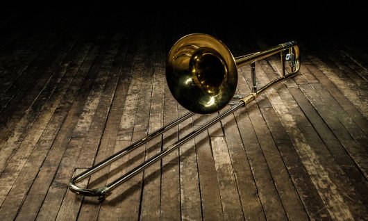 Posaune liegt auf dem Boden