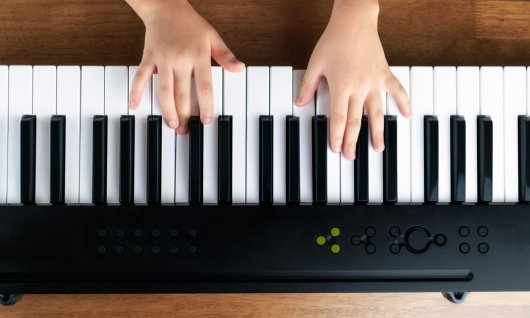 Online Instrumente kennenlernen für Kinder Kinderhände auf einem Keyboard