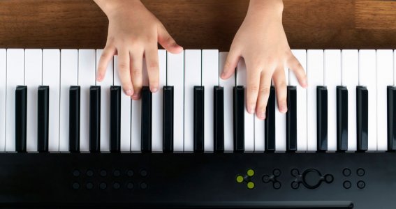 Kinderhände auf einem Keyboard
