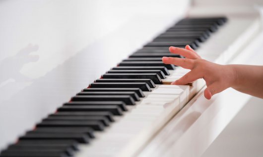 Kind drückt auf Tasten