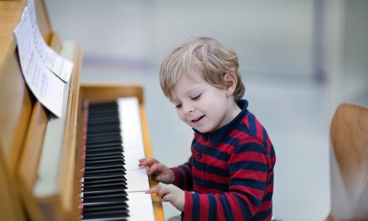 Junge spielt Klavier