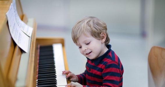 Junge spielt Klavier