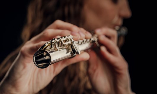 Frau spielt Querflöte