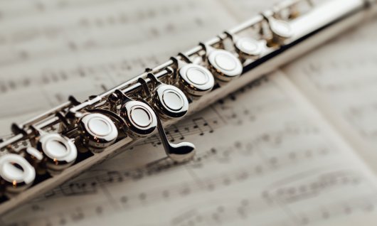 Querflöte liegt auf Notenblättern