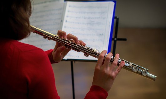 Frau spielt Querflöte