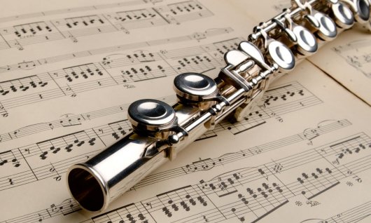 Querflöte liegt auf Notenbuch