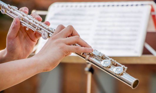 Hände halten einen Querflöte