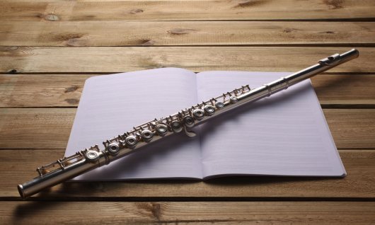 Querflöte liegt auf dem Tisch