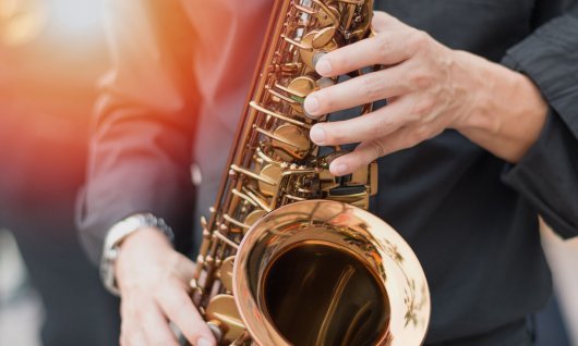 Mann spielt Saxophone