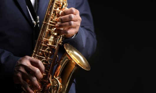 Mann hält Saxophone