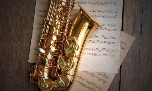 Saxophone liegt auf Notenblättern