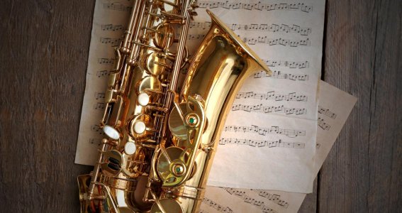 Saxophone liegt auf Notenblättern