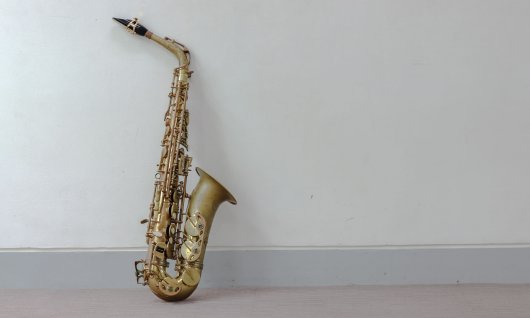 Saxophone lehnt an einer Wand