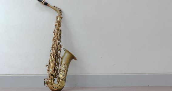 Saxophone lehnt an einer Wand