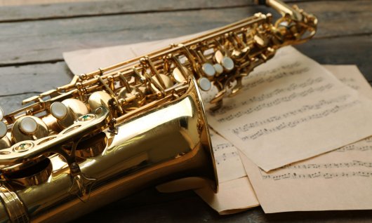 Saxophone liegt auf einen Tisch