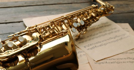 Saxophone liegt auf einen Tisch