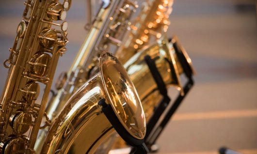 Saxophones stehen nebeneinander