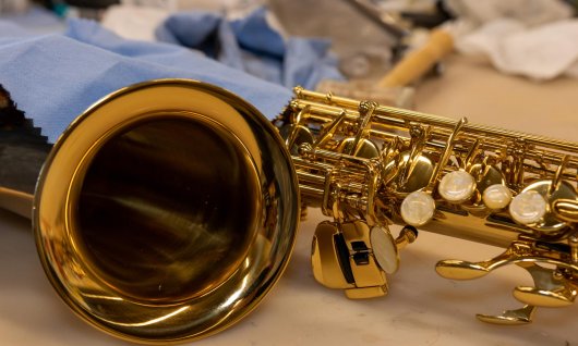 Saxophone mt blauem Poliertuch