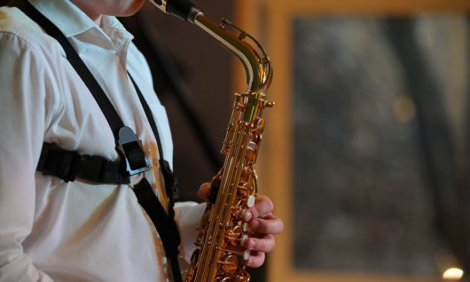 Online Saxophoneunterricht für Erwachsene Mann spielt Saxophone