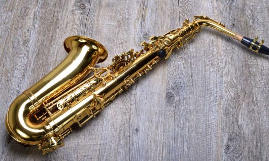 Online Saxophone spielen  Saxophone liegt auf dem Boden
