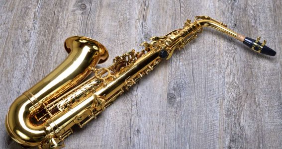 Saxophone liegt auf dem Boden