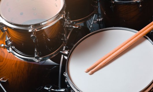 Drumsticks liegen auf einer Trommel